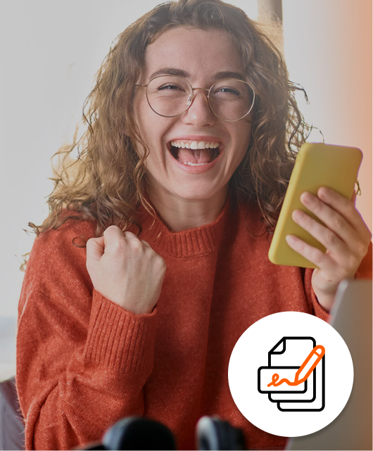 Usuaria completando una experiencia digital desde su teléfono móvil con firma electrónica