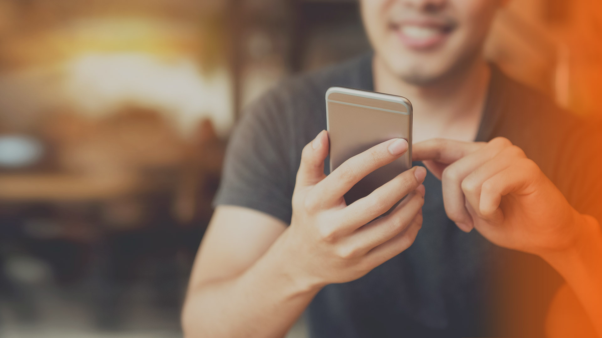 Usuario realizando una operación financiera digital desde su teléfono móvil